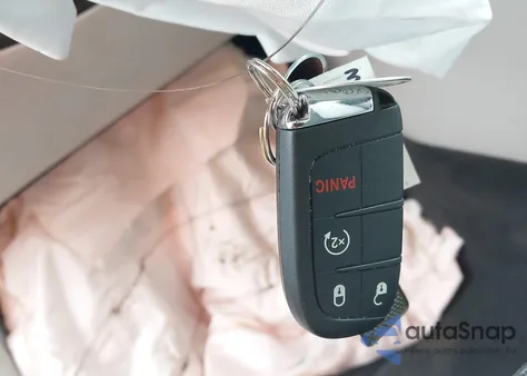 2018 Jeep Compass Latitude 4X4 из США, поврежденный, VIN 3C4NJDBB7JT114395